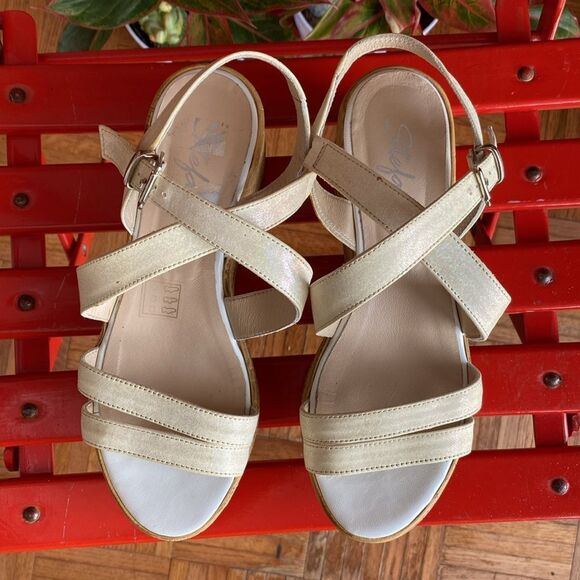 Stefani Leather and Crock Strap Shiny Platform Wedge - Picture 3 of 9